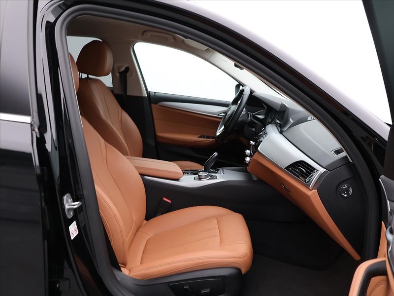BMW Řada 5 2.0 D 140kW xDrive AT CZ - fotka 11 z 35