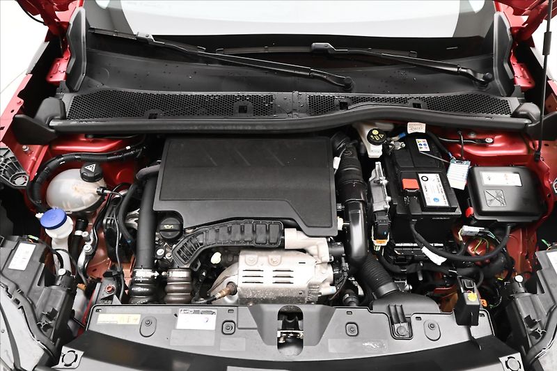 Peugeot 2008 1,2 96 kW PureTech EAT8 Záruka - fotka 9 z 30