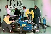 Box týmu Ligier při Grand Prix Velké Británie 1993. Mechanici ošetřují monopost Martina Brundlea.