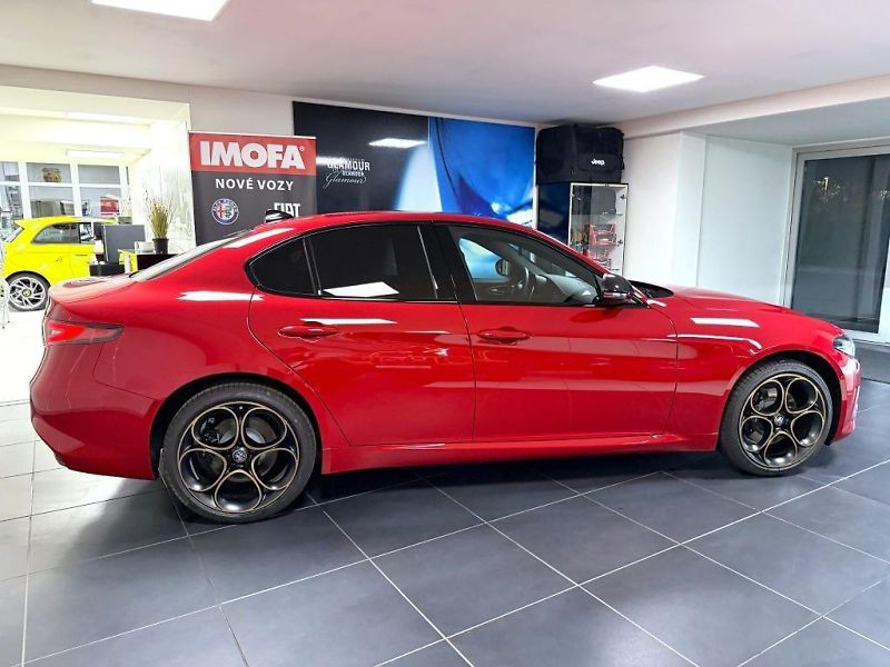 Alfa Romeo Giulia (2026) 2.0T 280k AT8 ZF Q4 4x4 Intens - fotka 4 z 23
