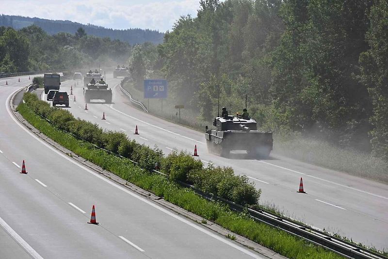První armádní výcvik přesunu tanků Leopard 2A4 na dálnici D35.