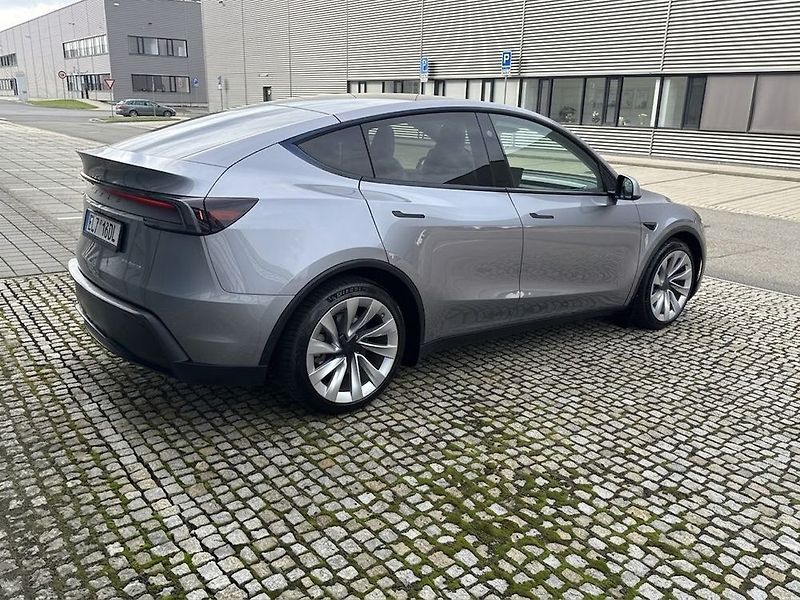 Tesla Model Y (2025) - fotka 3 z 76