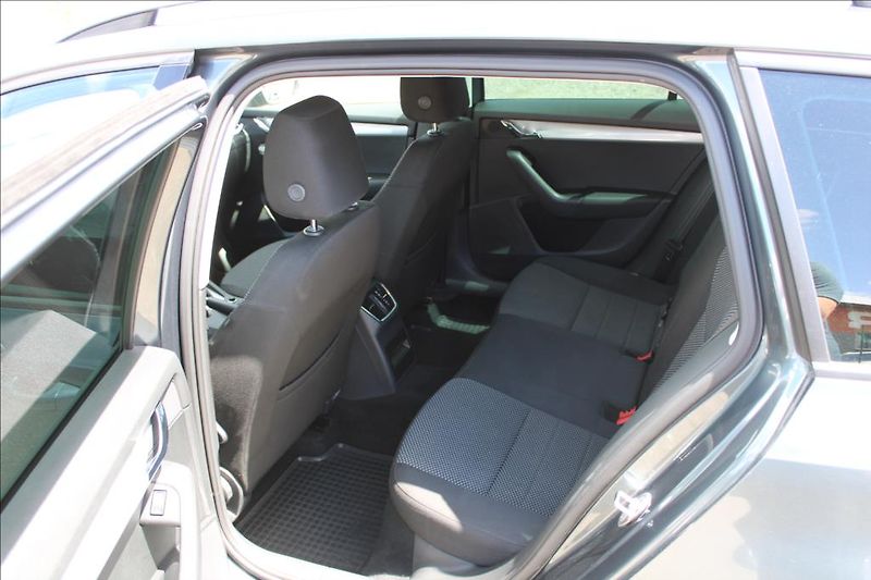 Škoda Octavia 2,0 TDi  AMBITION, DIG. KLIMA - fotka 11 z 23