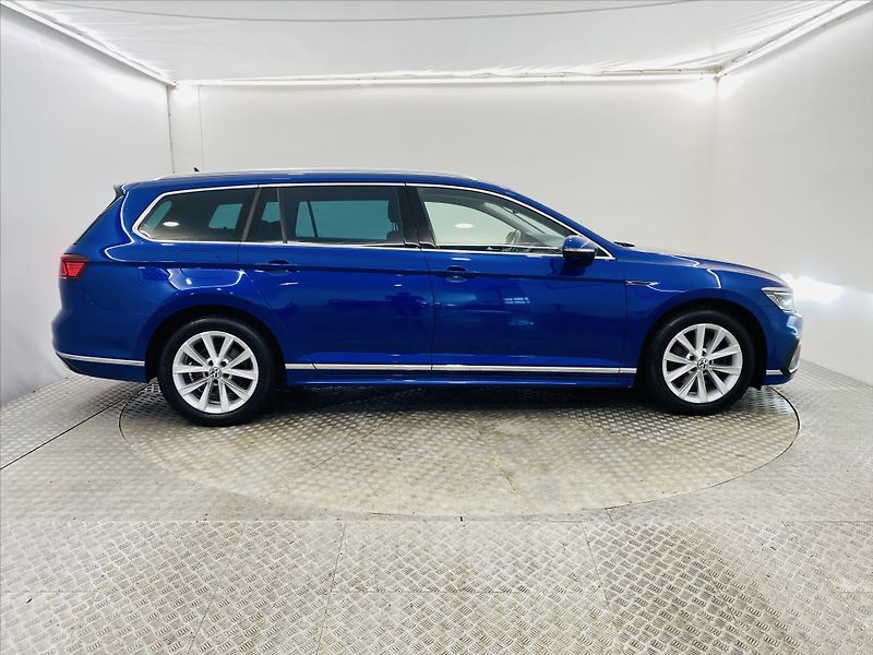 Volkswagen Passat 2,0 TDI DSG 4MOT 140 kW R-line - fotka 26 z 28
