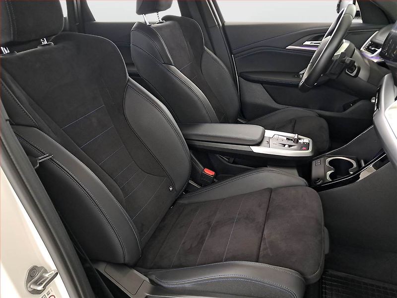BMW X1 (2024) sDrive18i - fotka 9 z 19