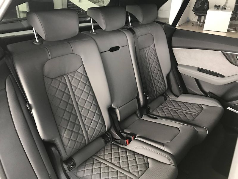Audi Q8 (2025) SUV 60 Quattro 8TT 3,0TFSIe - fotka 9 z 20