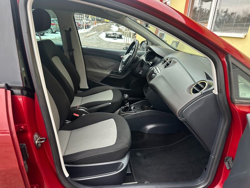 Seat Ibiza 1.6 TDi Digi Klima/ESP/1MAJ - fotka 16 z 22
