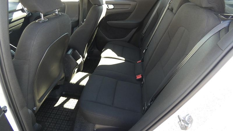 Volvo XC40 T2 FWD Momentum Core - fotka 18 z 21