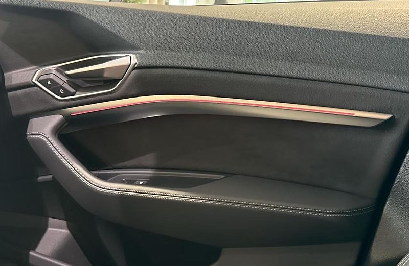 Audi Q8 e-tron 55 Q SoH 97% 360k Pano Vzduch - fotka 35 z 38
