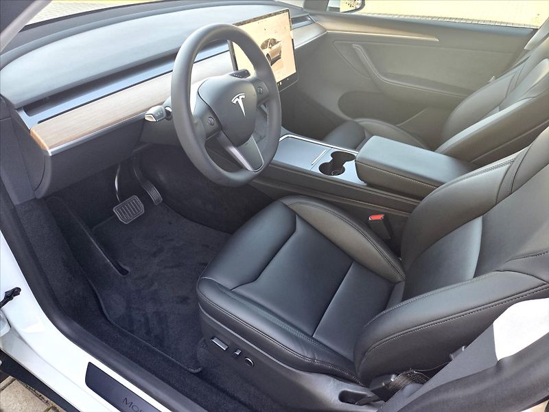 Tesla Model Y 0,0 LFP Ryzen Tažné Enhanced A - fotka 10 z 22