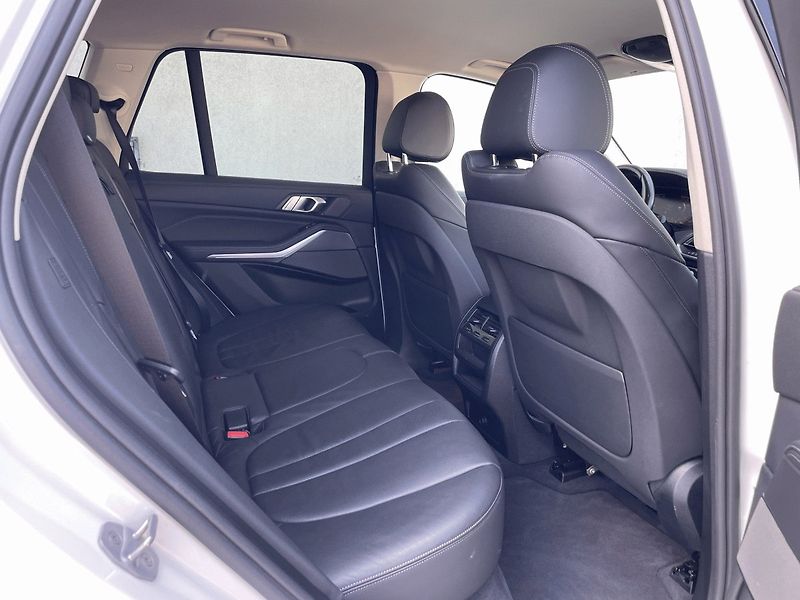 BMW X5 (2019) xDrive 40i AT 340k - fotka 9 z 28