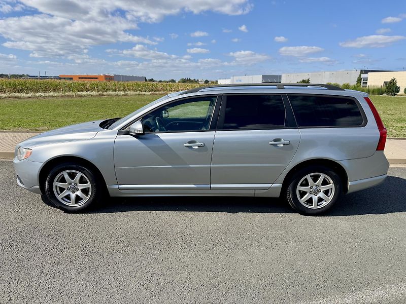 Volvo V70 2.4 D5 KŮŽE NAVIGACE SERVISKA - fotka 2 z 44