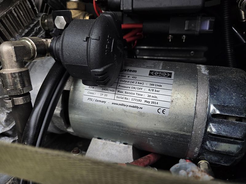 Land Rover Defender TDi HOBSON Military - RENOVACE - fotka 31 z 44