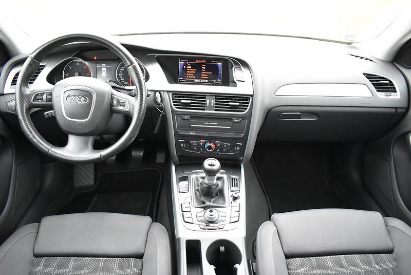 Audi A4 2,0 TDI S-LINE,NAVI,SERVISKA - fotka 16 z 18