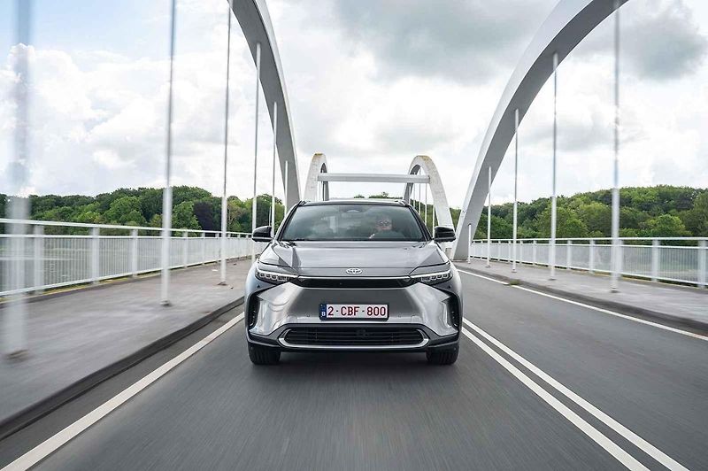 Toyota bZ4x při jízdě