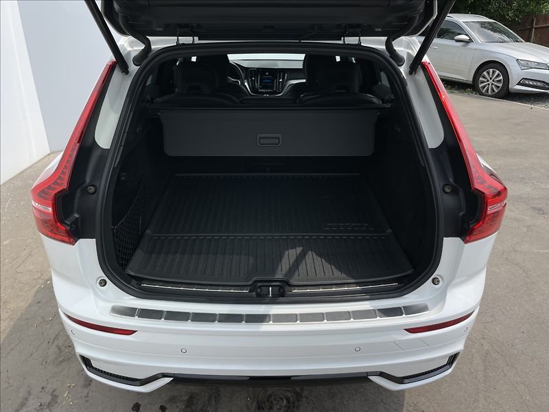 Volvo XC60 2,0 B4 A8 Ultimate Dark - fotka 23 z 23