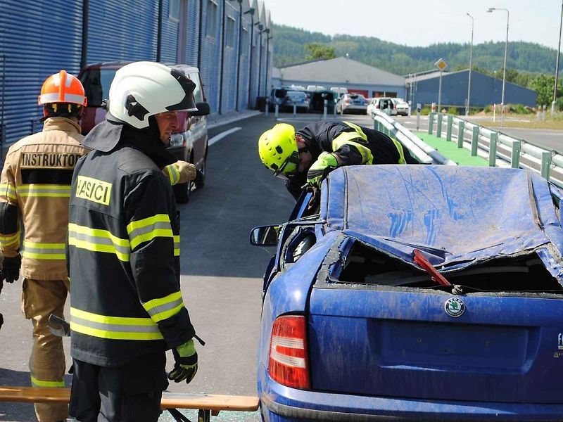 Hasiči se v rámci cvičení Rescue meeting zdokonalovali ve vyprošťování osob z auta, ale také jak uhasit elektromobil - především baterii.