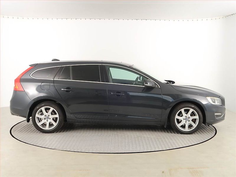 Volvo V60 (2014) D4 2.0, Automat, Navi, Xenony - fotka 6 z 18