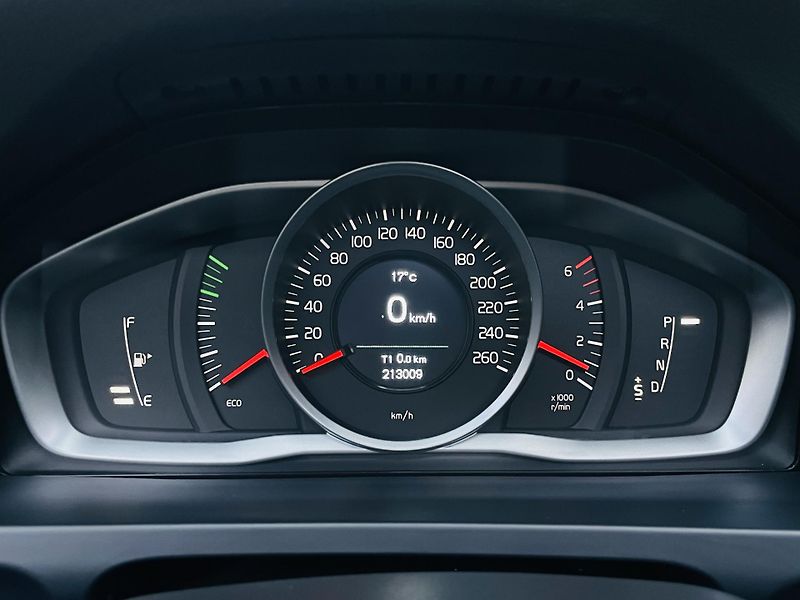 Volvo V60 2.0D 5VÁLEC AUT SERVISKA TAŽNÉ - fotka 40 z 44