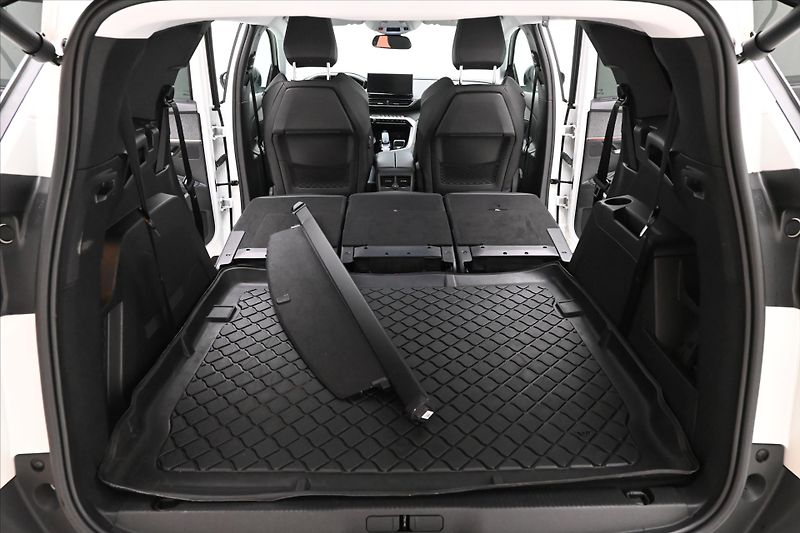 Peugeot 5008 1,5 HDI 96 kW EAT8 7Míst ALLUR - fotka 11 z 32
