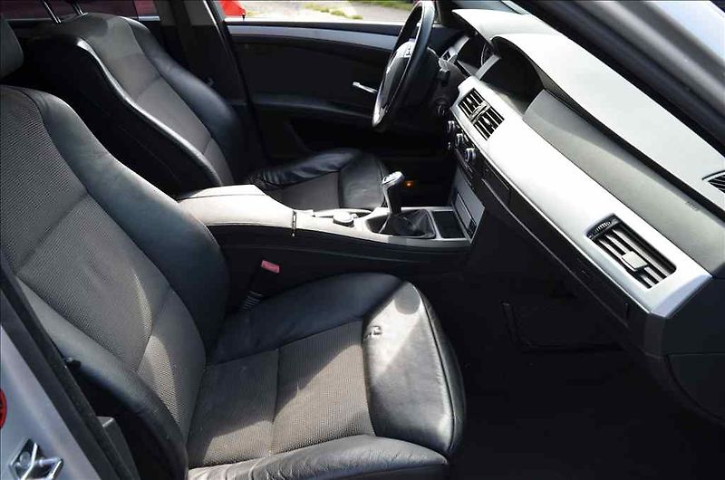 BMW Řada 5 (2008) 560 TOURING - fotka 13 z 33