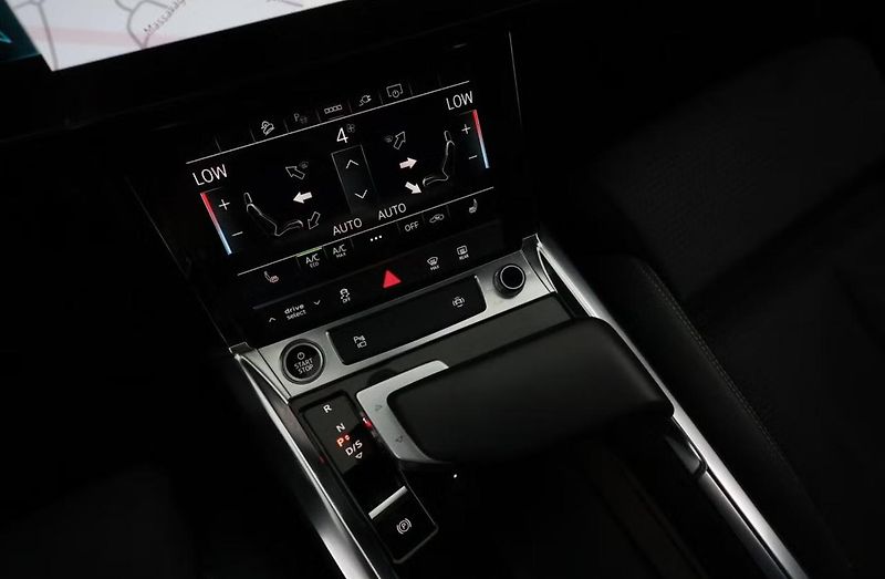 Audi Q8 e-tron 55 Quattro Kam LED Vzduch - fotka 28 z 32