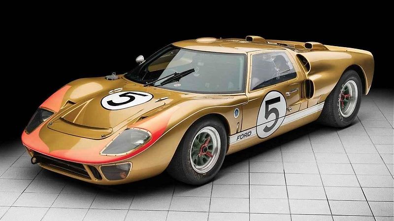 Trojice Fordů GT40 vítězících v závodě 24 hodin Le Mans v roce 1966.