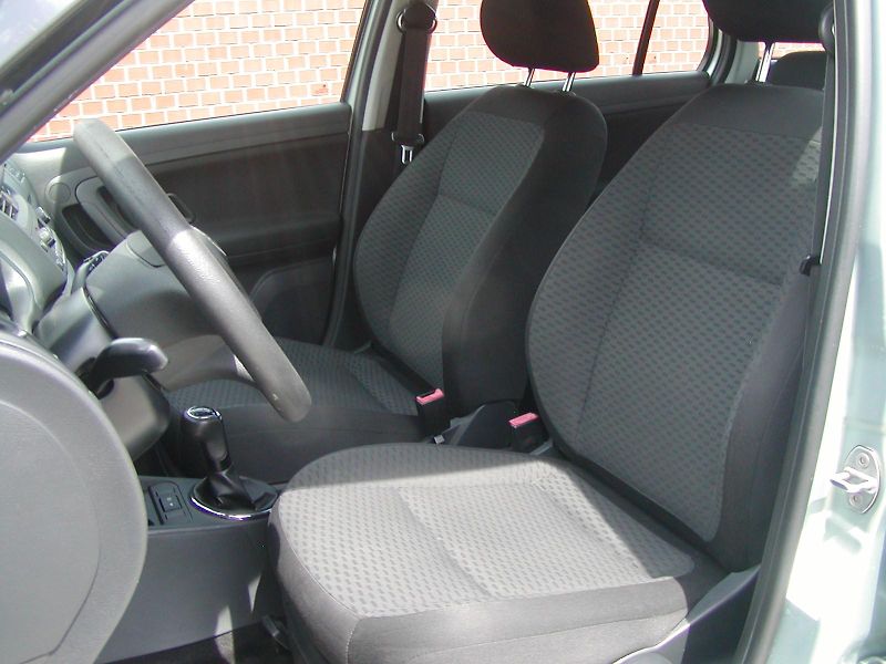 Škoda Fabia (2012) 1.6TDi,AMBIENTE, CLIMATRONIC!! - fotka 14 z 33