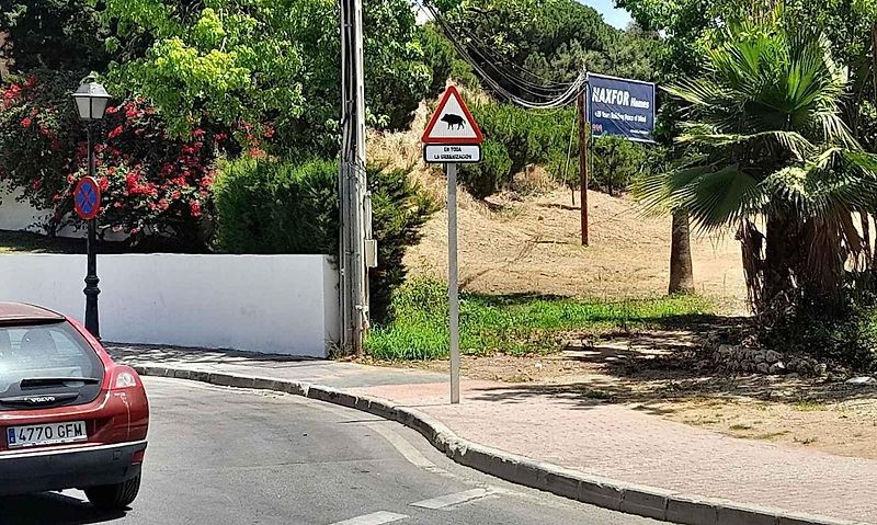 TOP Rock park v Gibraltaru a neobvyklá výstražná značky Hadi s dodatkovou cedulí Slow - zpomal.
