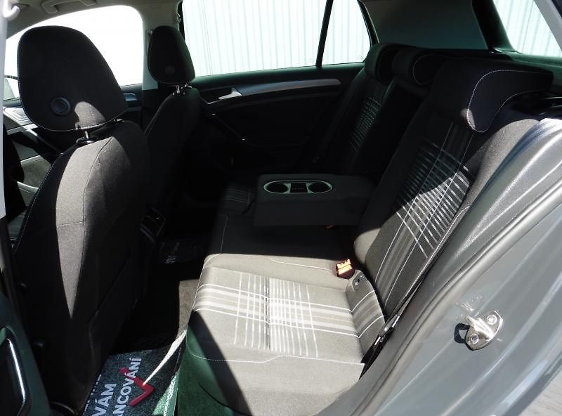 Volkswagen Golf 1,4 TSi Lounge, Vyhř. sed, Xen - fotka 11 z 14