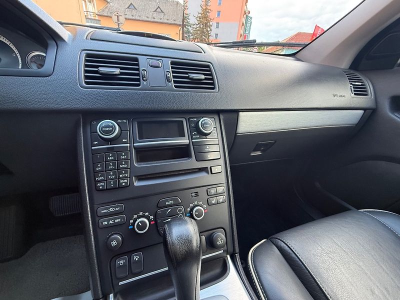 Volvo XC90 (2013) D5 2.4d 4x4 - Nová cena !! - fotka 15 z 23