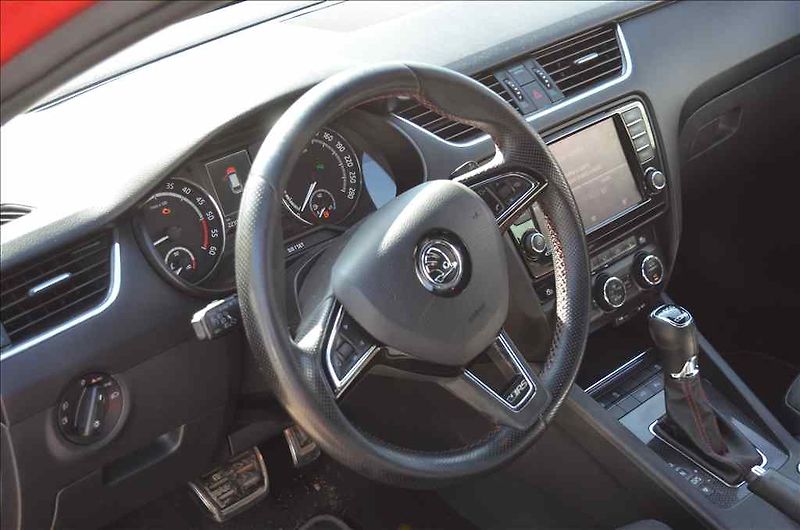 Škoda Octavia (2014) COMBI III.2,0 TDI  RS DSG - fotka 11 z 22