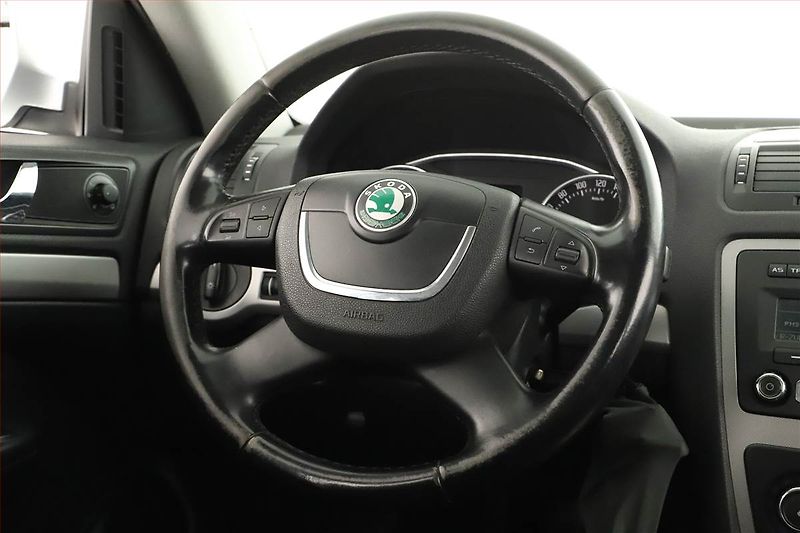Škoda Octavia (2012) 2.0 TDI, ČR,1.maj, Tempomat - fotka 12 z 13