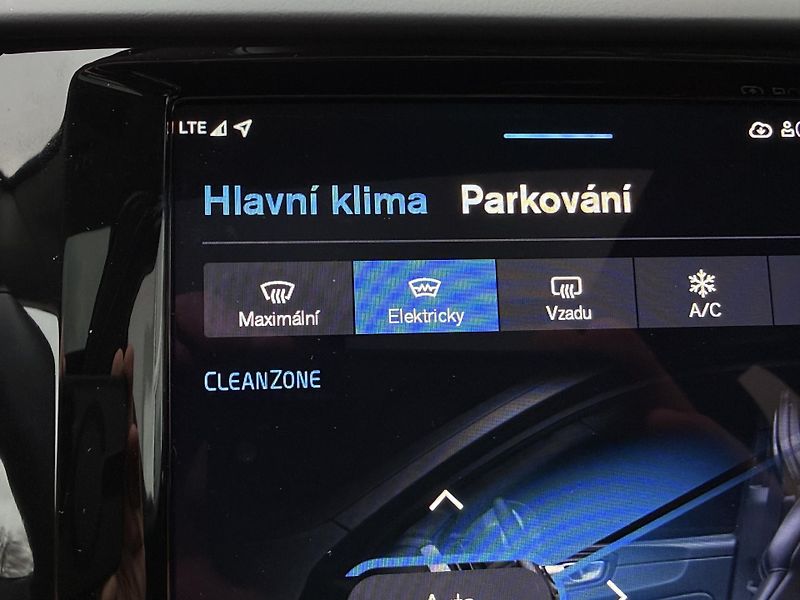 Volvo XC60 T6 AWD RECHARGE // 1.maj. //ČR - fotka 33 z 38