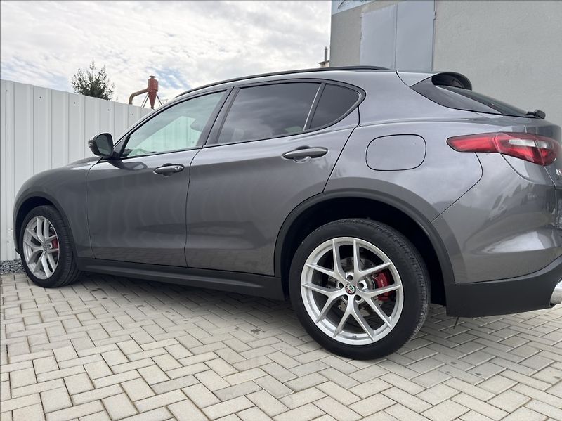 Alfa Romeo Stelvio 2,0 T 206kW Q4 AT8 ZF 4X4 - fotka 18 z 50