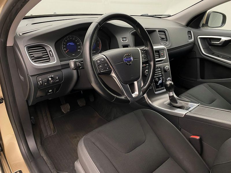 Volvo V60 D5 MOMENTUM REZERVACE - fotka 4 z 43