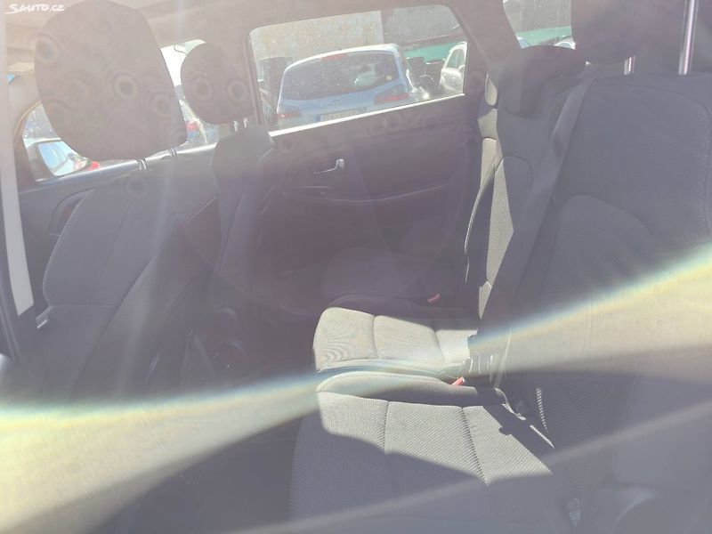 Kia Carens (2013) - fotka 16 z 33
