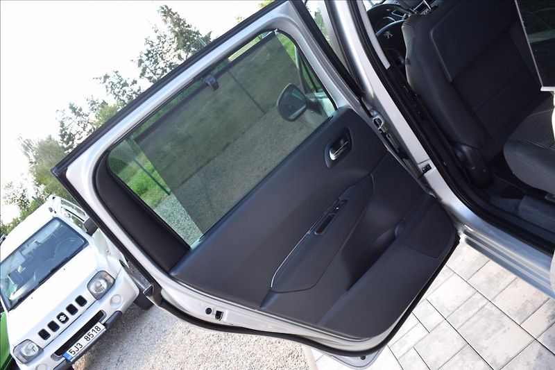 Peugeot 5008 1,6 HDI 88KW AUTOMAT 7MÍST TOP - fotka 28 z 46