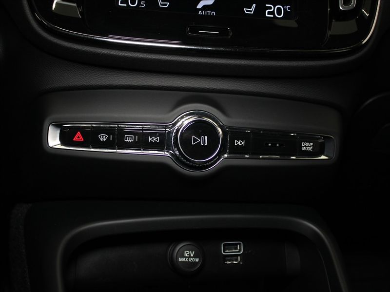 Volvo XC40 2,0 D4 AWD Mom.PRO Pilot Tažné - fotka 13 z 21