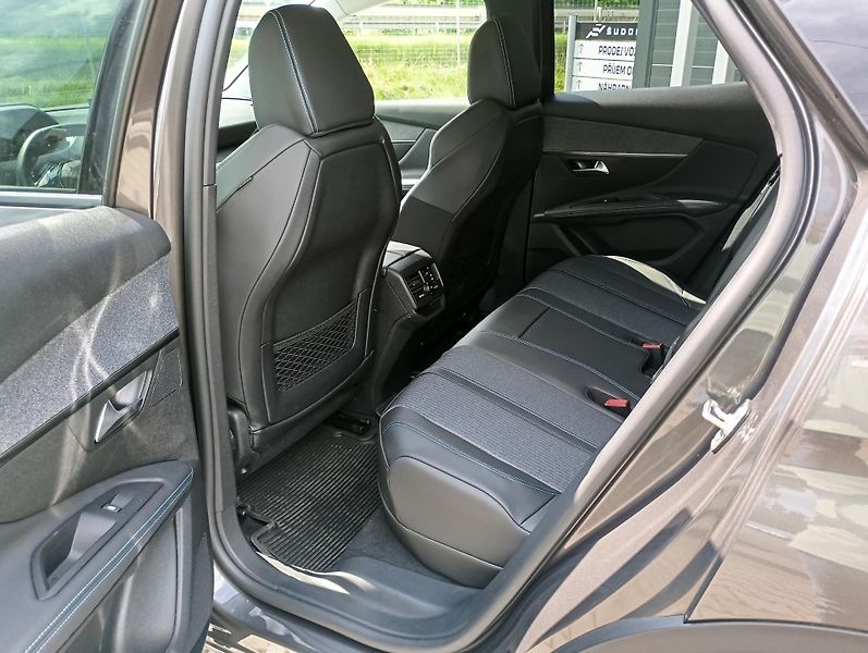 Peugeot 3008 (2022) ALLURE Pack PHEV 225 e-EAT8 - fotka 17 z 19