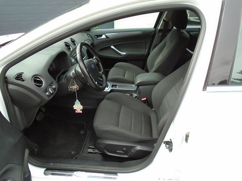 Ford Mondeo 2.0Tdci 103kW Titanium Aut - fotka 14 z 27