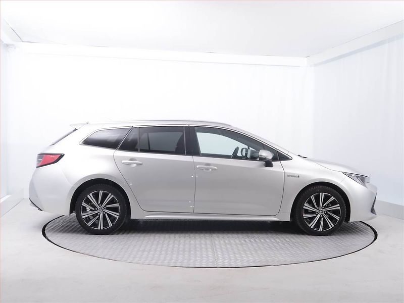 Toyota Corolla (2021) Style 1.8 Hybrid - fotka 6 z 22