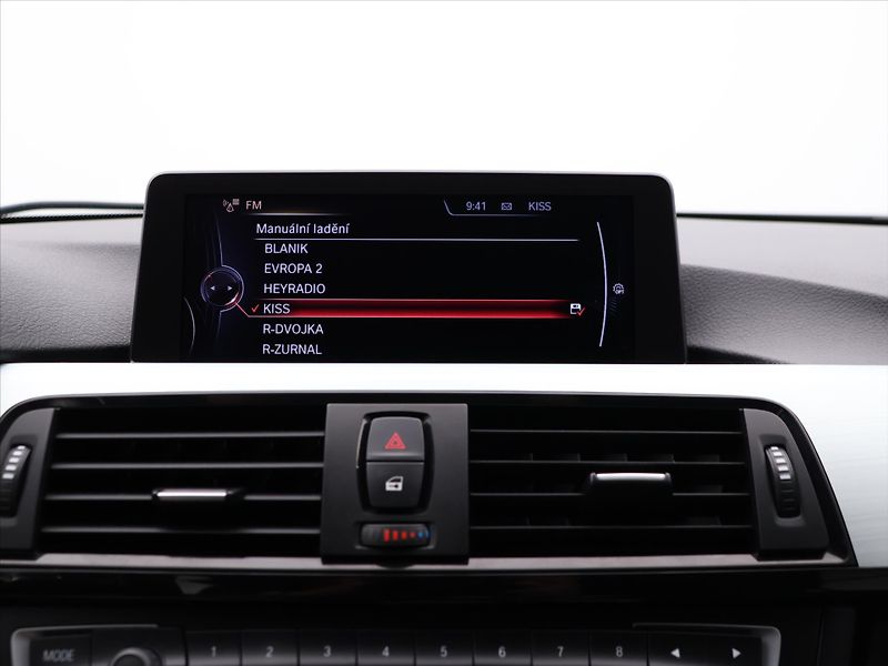 BMW Řada 3 3,0 330d xDrive 190kW M-paket - fotka 22 z 35
