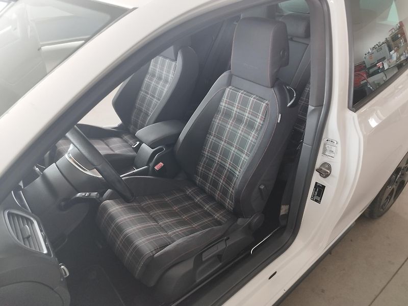 Volkswagen Golf (2010) GTI,2,0TSI,155KW,AUT.KL.18ALU - fotka 17 z 28