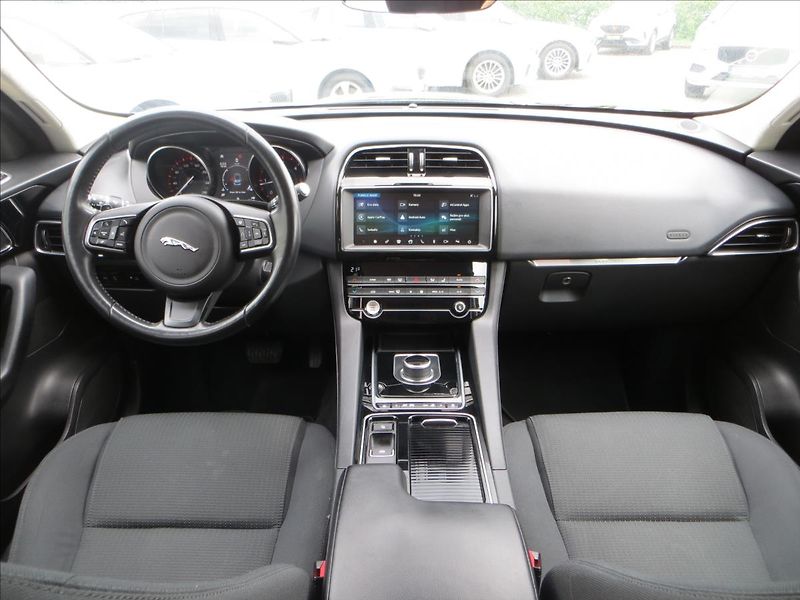 Jaguar F-Pace 2,0 20D 132KW,PURE AWD,DPH,ČR - fotka 25 z 25