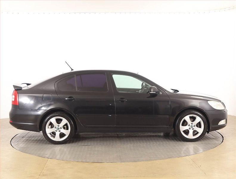 Škoda Octavia (2010) Elegance 2.0 TDI, Xenony - fotka 6 z 15