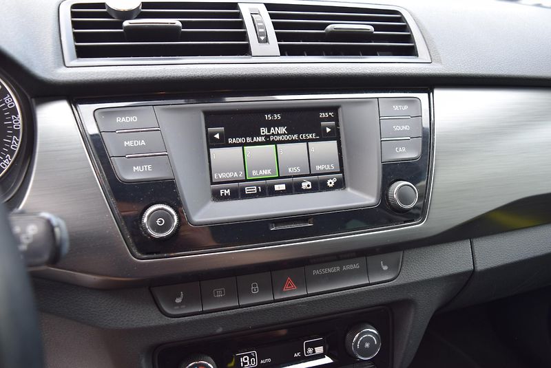 Škoda Fabia (2015) 1.2TSI 66kw STYLE AC TEMPOMAT - fotka 23 z 45