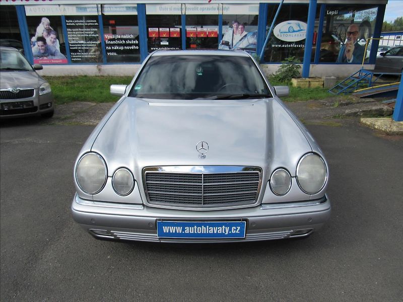 Mercedes-Benz Třídy E 3,2 E 320 Elegance Automat - fotka 2 z 24