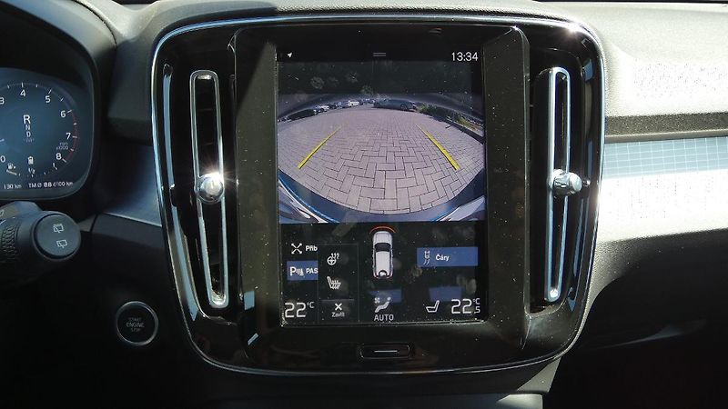 Volvo XC40 B4 mHEV AWD aut. Momentum Pro - fotka 15 z 22