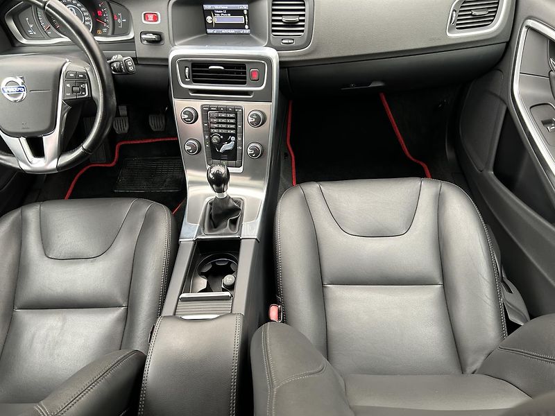 Volvo V60 1.6 T4 Summum - fotka 14 z 26